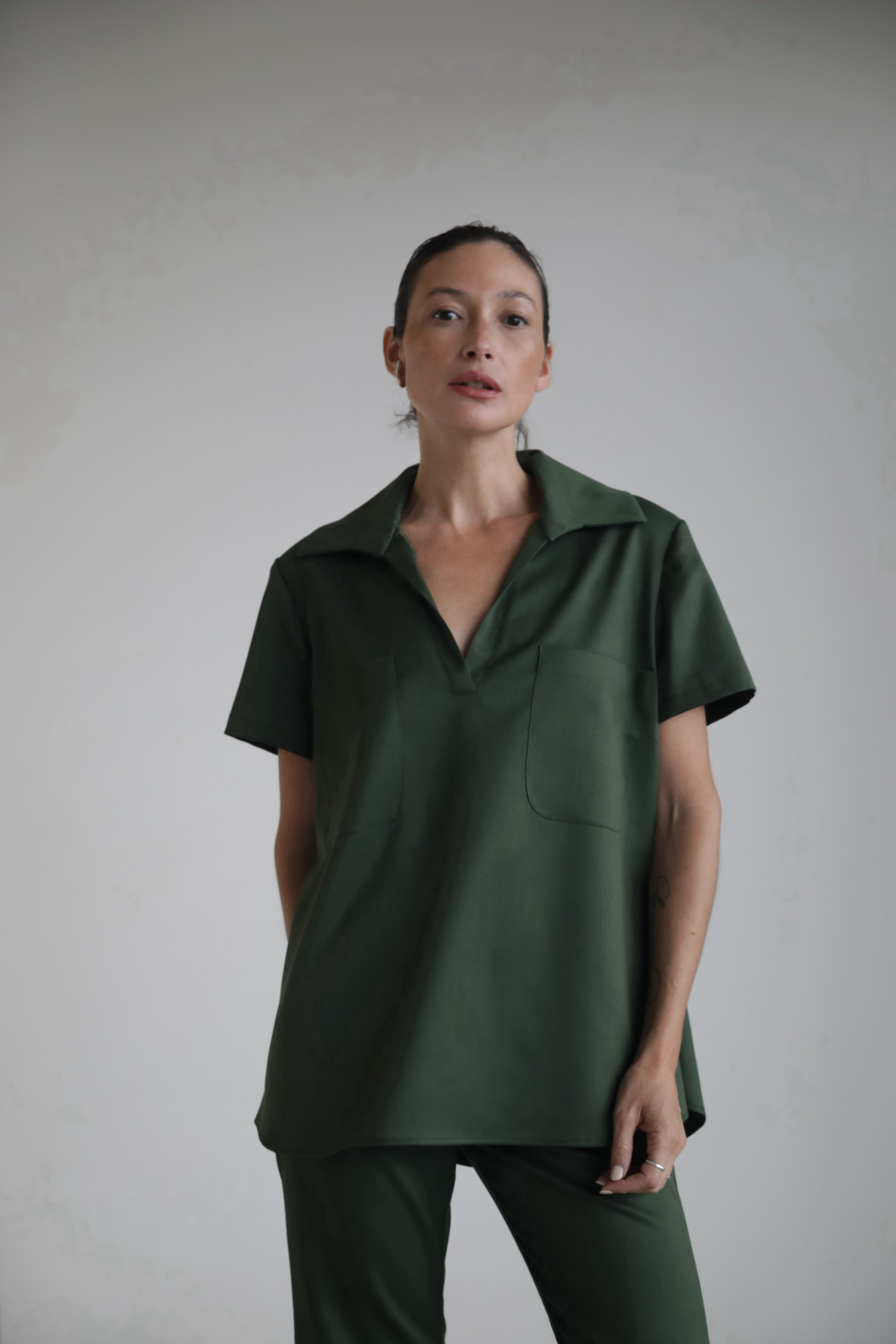 BLOUSES/SHIRTS/TOPS THE SHORT SLEEVE TOP IN GREEN Sloan