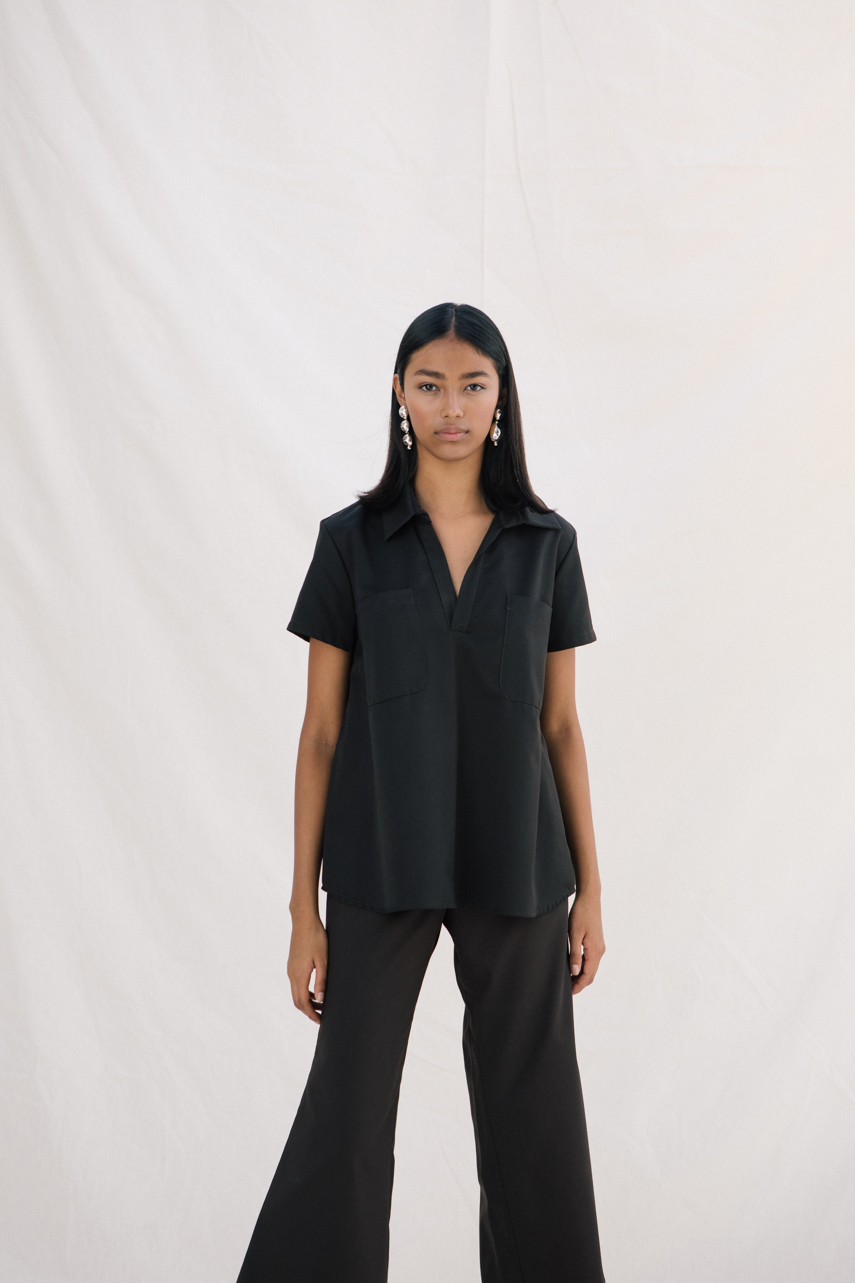 BLOUSES/SHIRTS/TOPS THE SHORT SLEEVE TOP IN BLACK Sloan